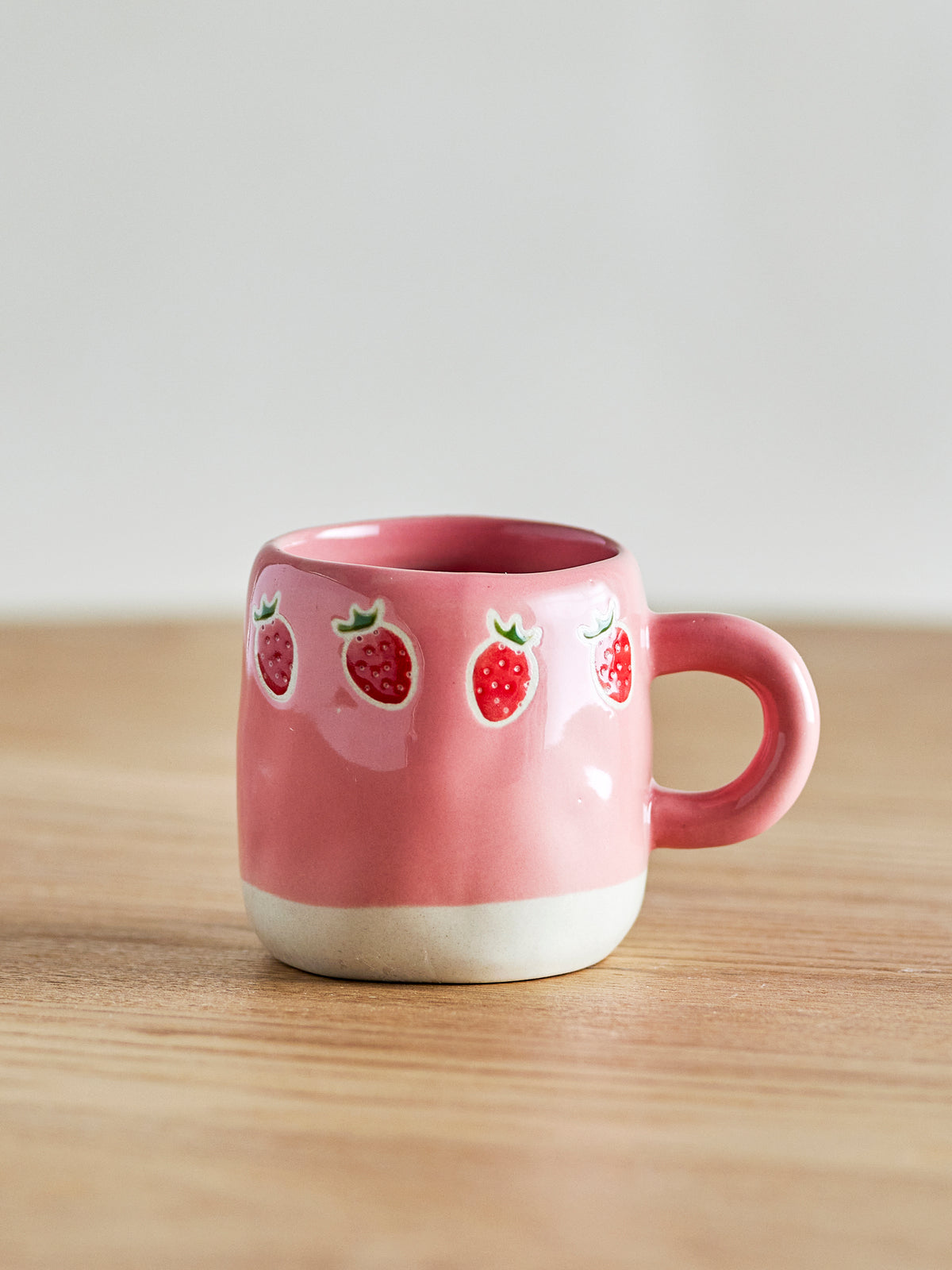 Tasse Millie en grès rose à fraises | Bloomingville | Vue 2 | Beluga Boutique