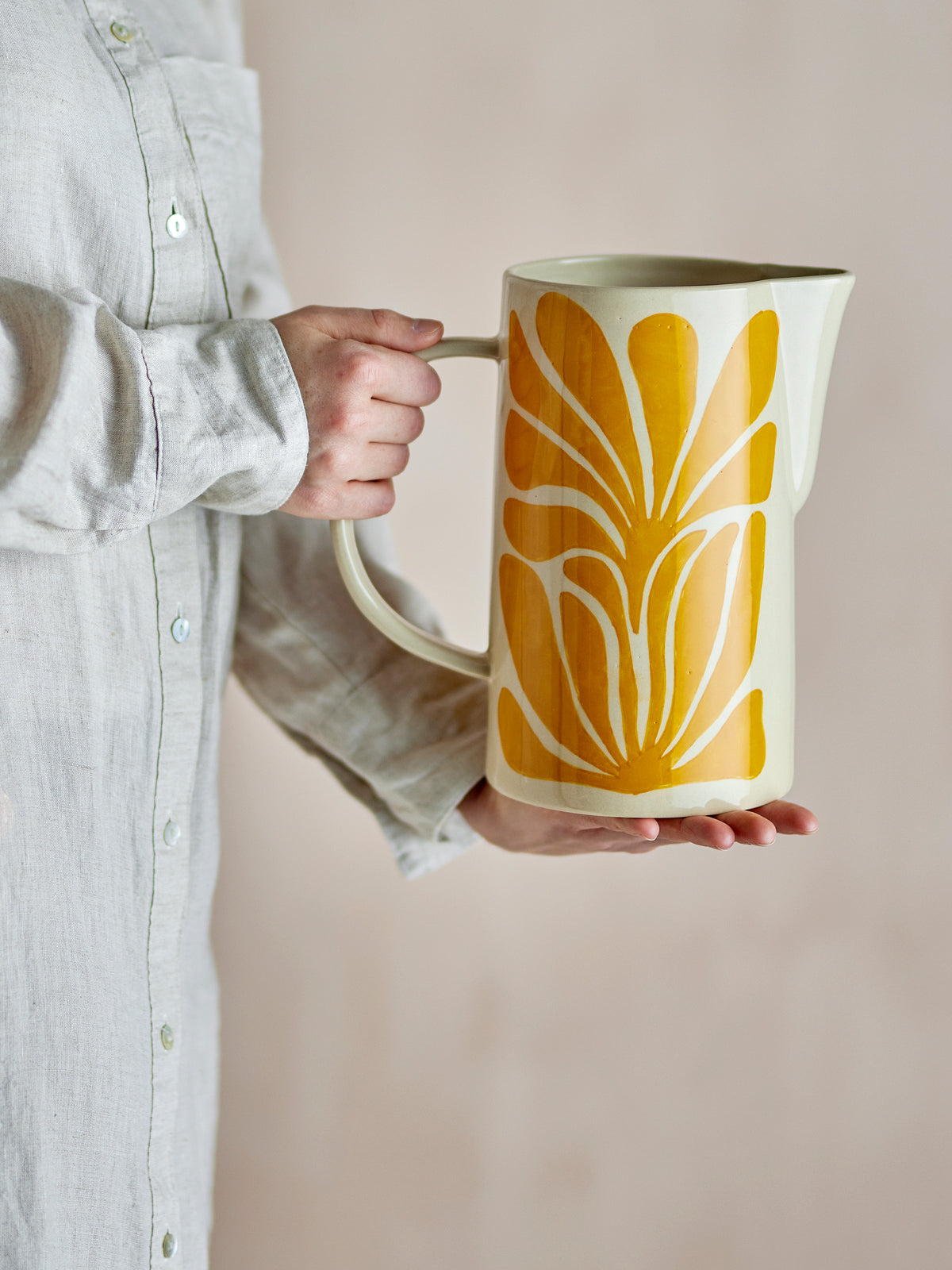 Pichet Fauni en grès à feuilles jaunes peintes main, 2,1 L | Bloomingville | Vue 4 | Beluga Boutique