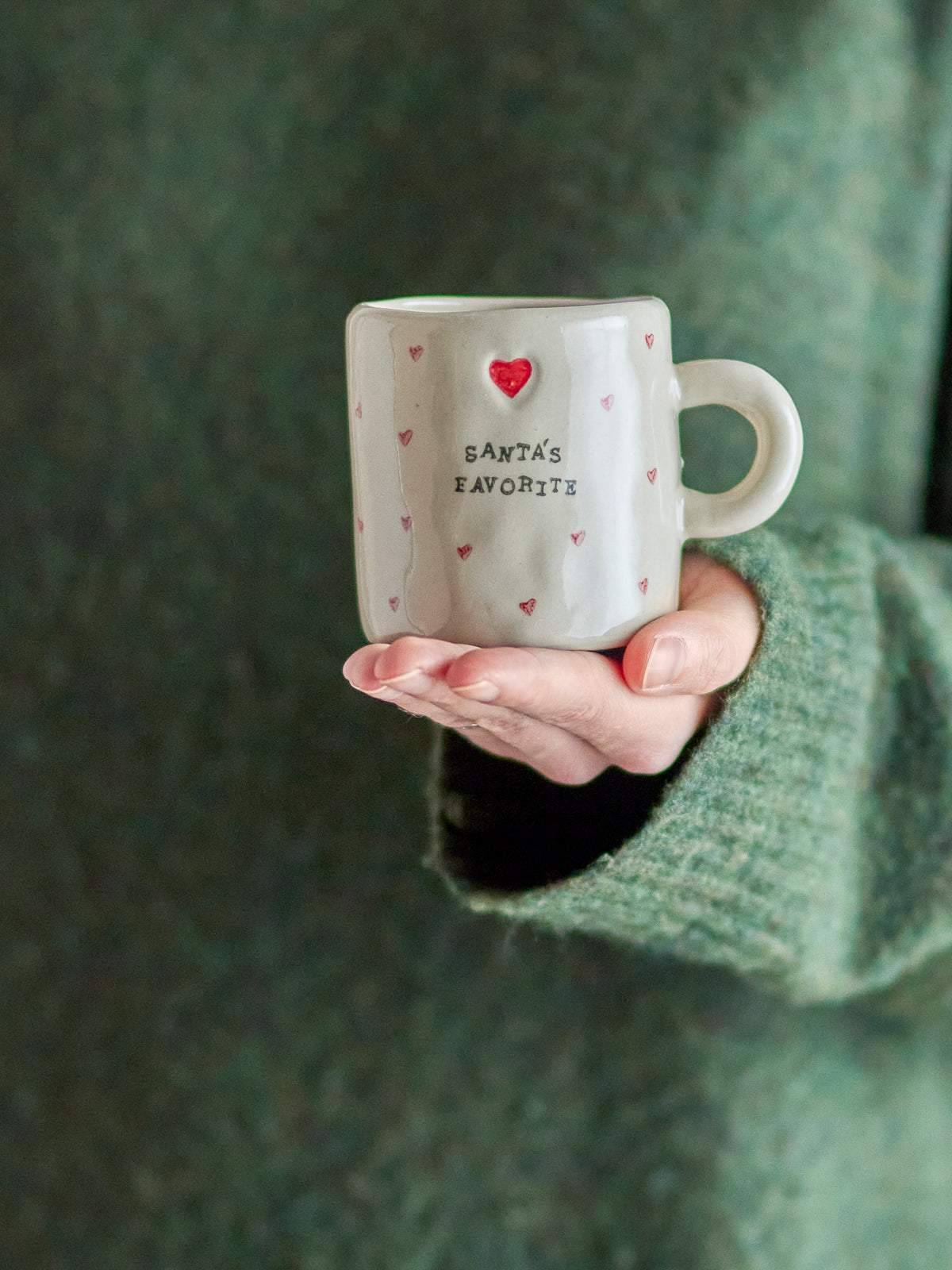 Tasses Christy en grès messages de Noël rouges et dorés, lot de 4 | Bloomingville | En main 2 | Beluga Boutique