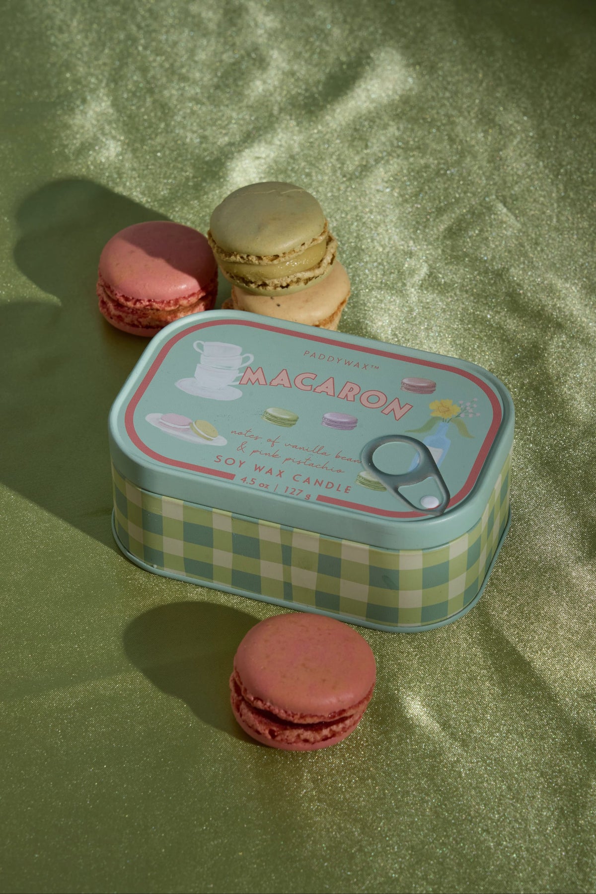 Bougie Bistro Macaron en boîte métal, ambre et pistache, 127 g | La sélection Beluga | Mise en situation | Beluga Boutique