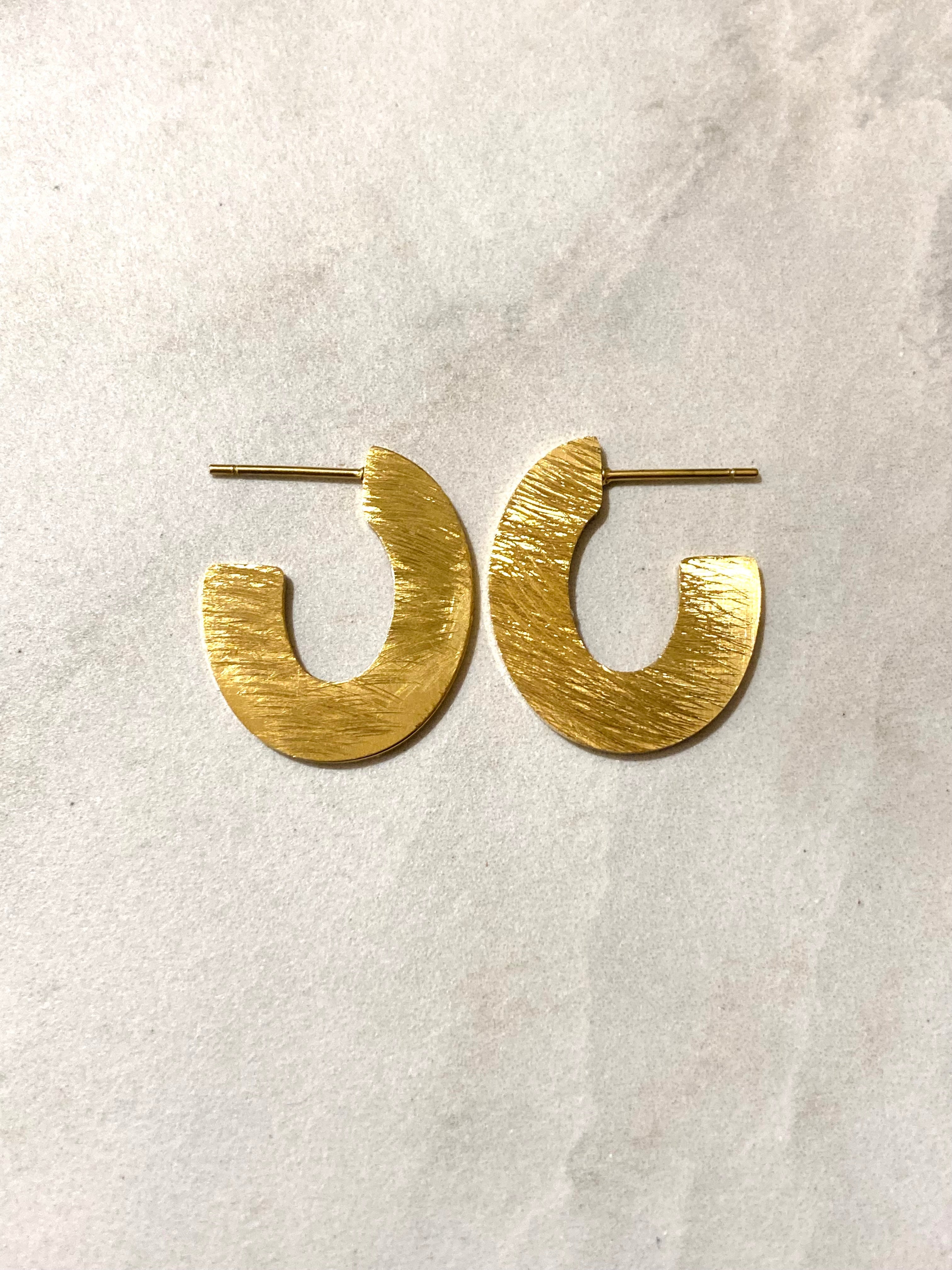 Boucles d'oreilles créoles Miro en acier inoxydable doré mat, bijou Cassette Barcelona