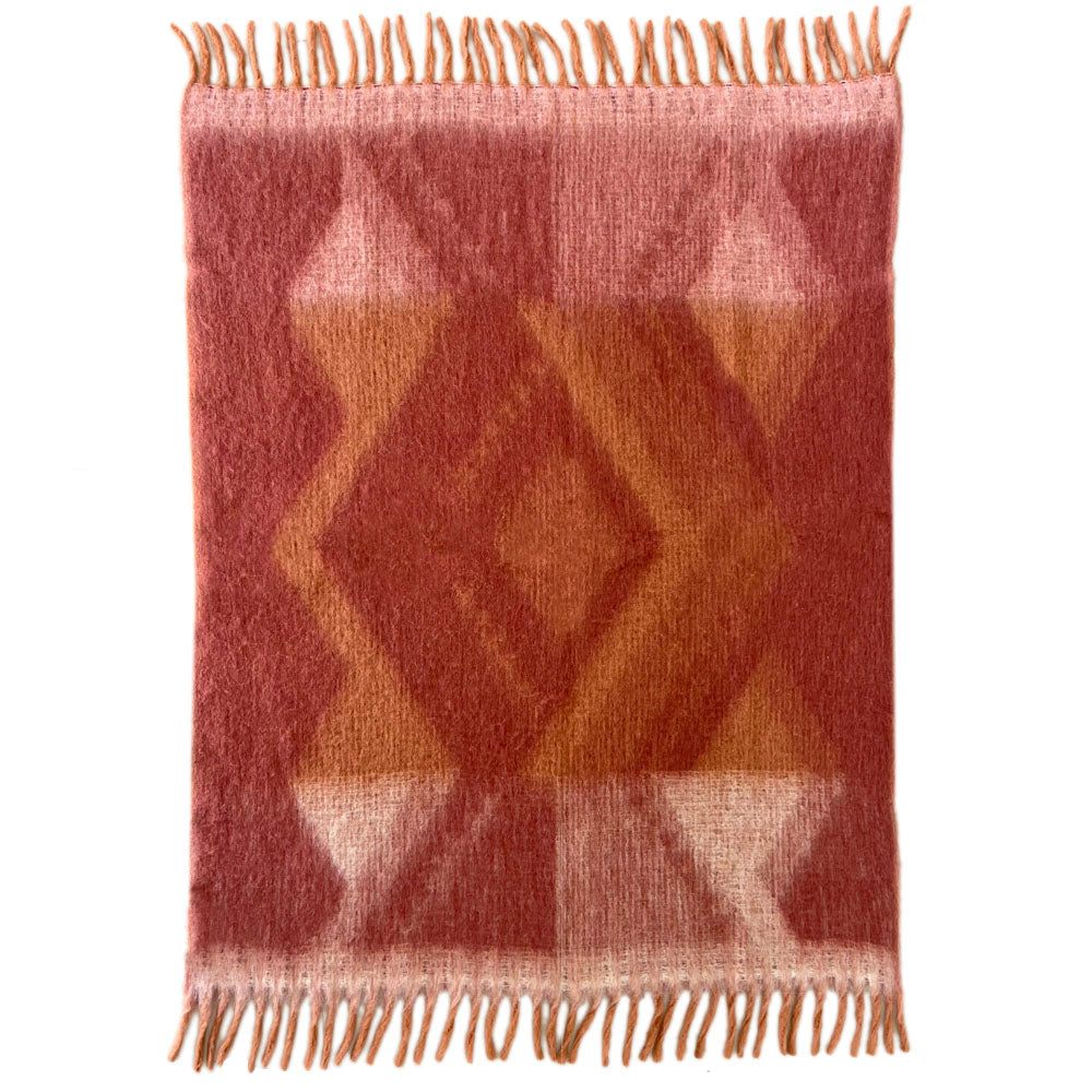 Plaid Zapotec doux en polyester recyclé | Rouge épicé | Malagoon | Vue d'ensemble | Beluga Boutique