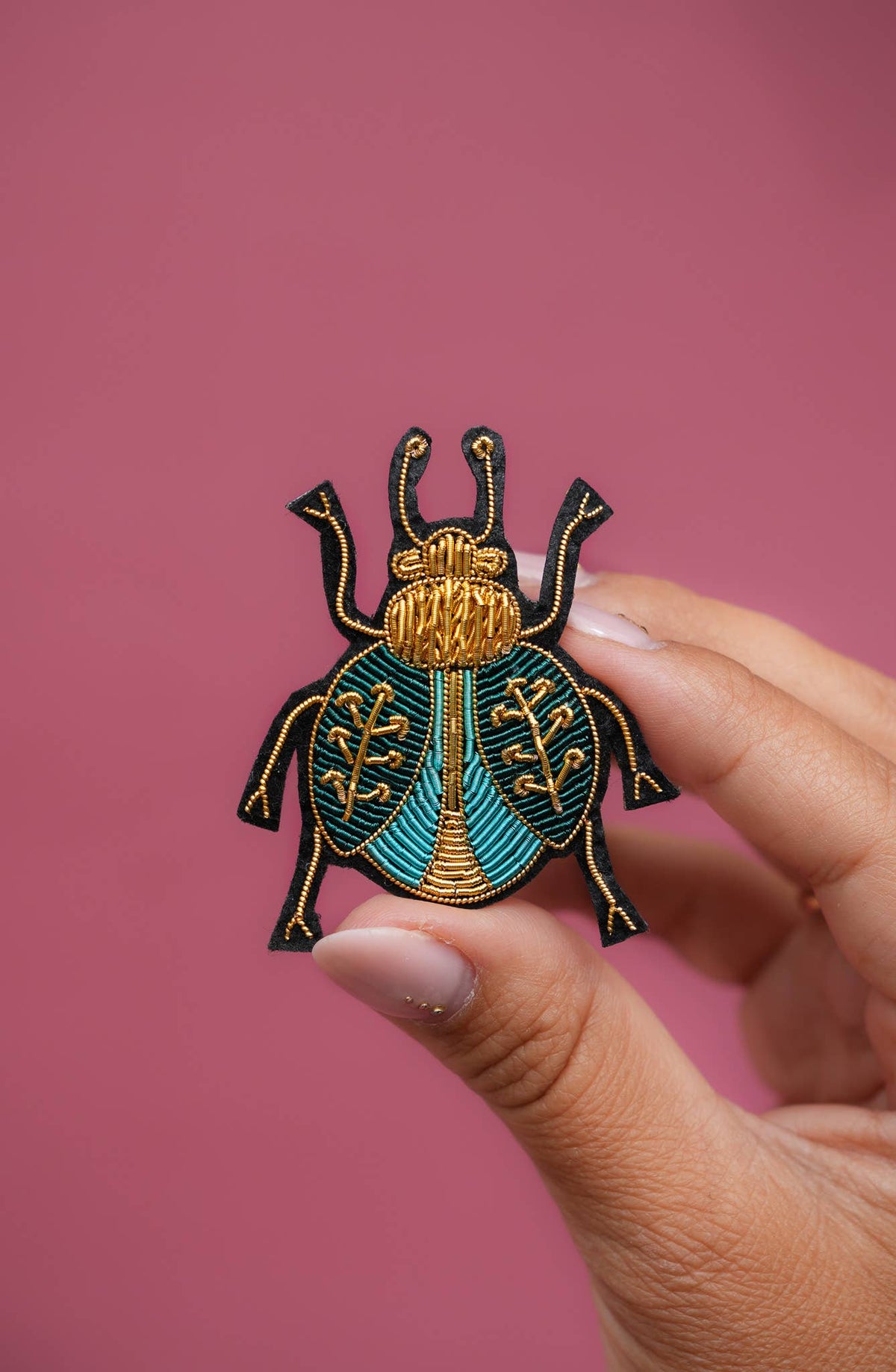 Broche Cétoine | Malicieuse | Vue 4 | Beluga Boutique