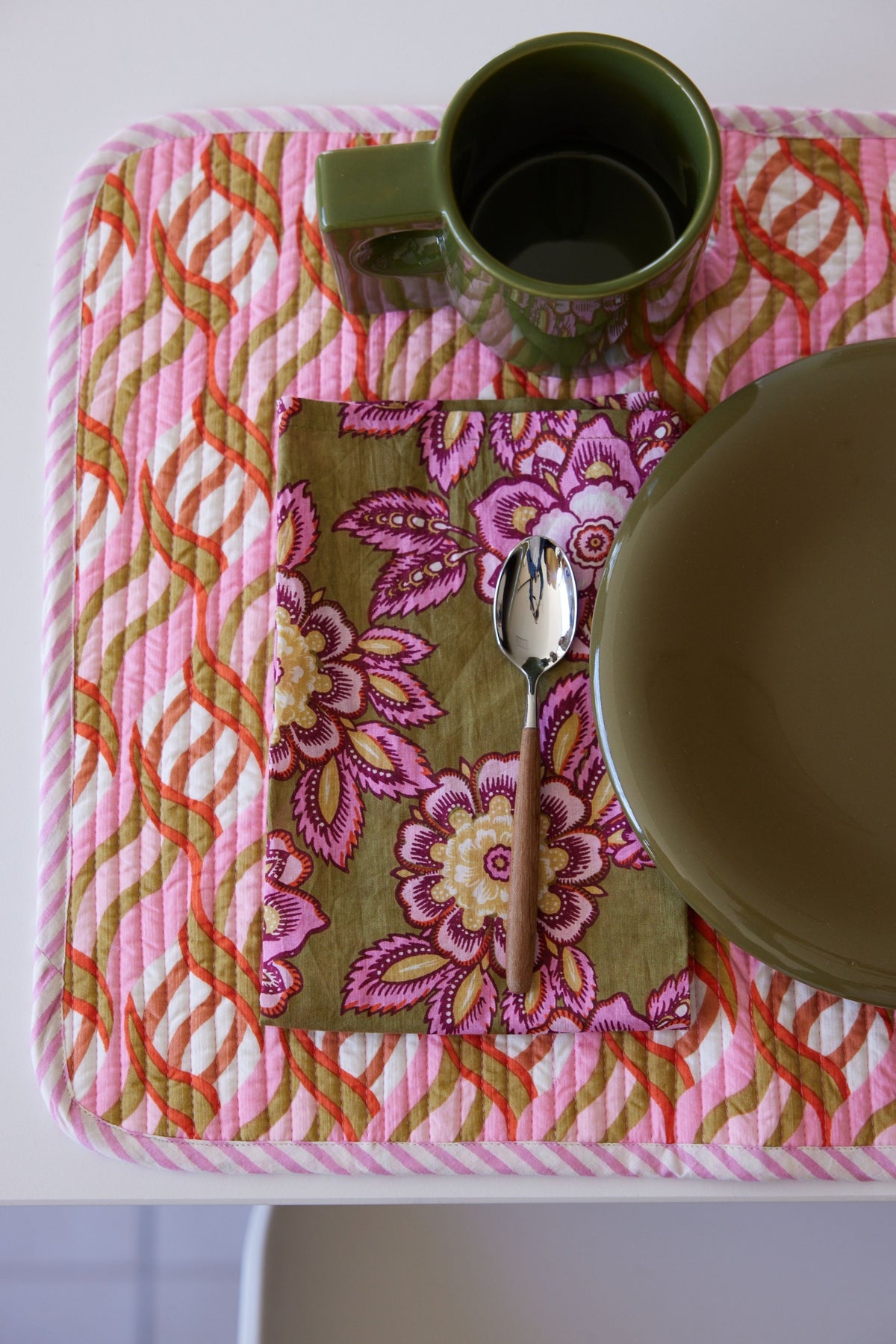 Serviettes de table Jakarta olive (lot de 2) | Bonheur du Jour | Mise en situation | Beluga Boutique