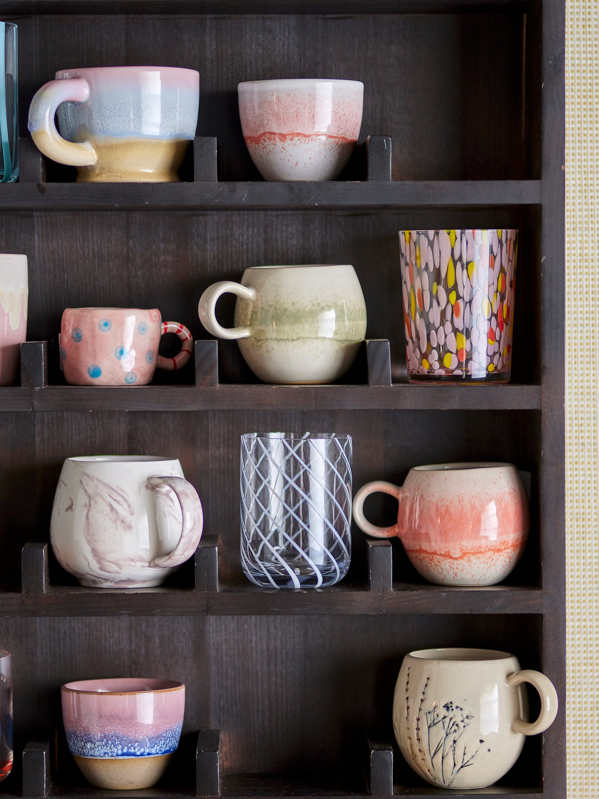 Tasse Nini en grès rose avec pois bleu