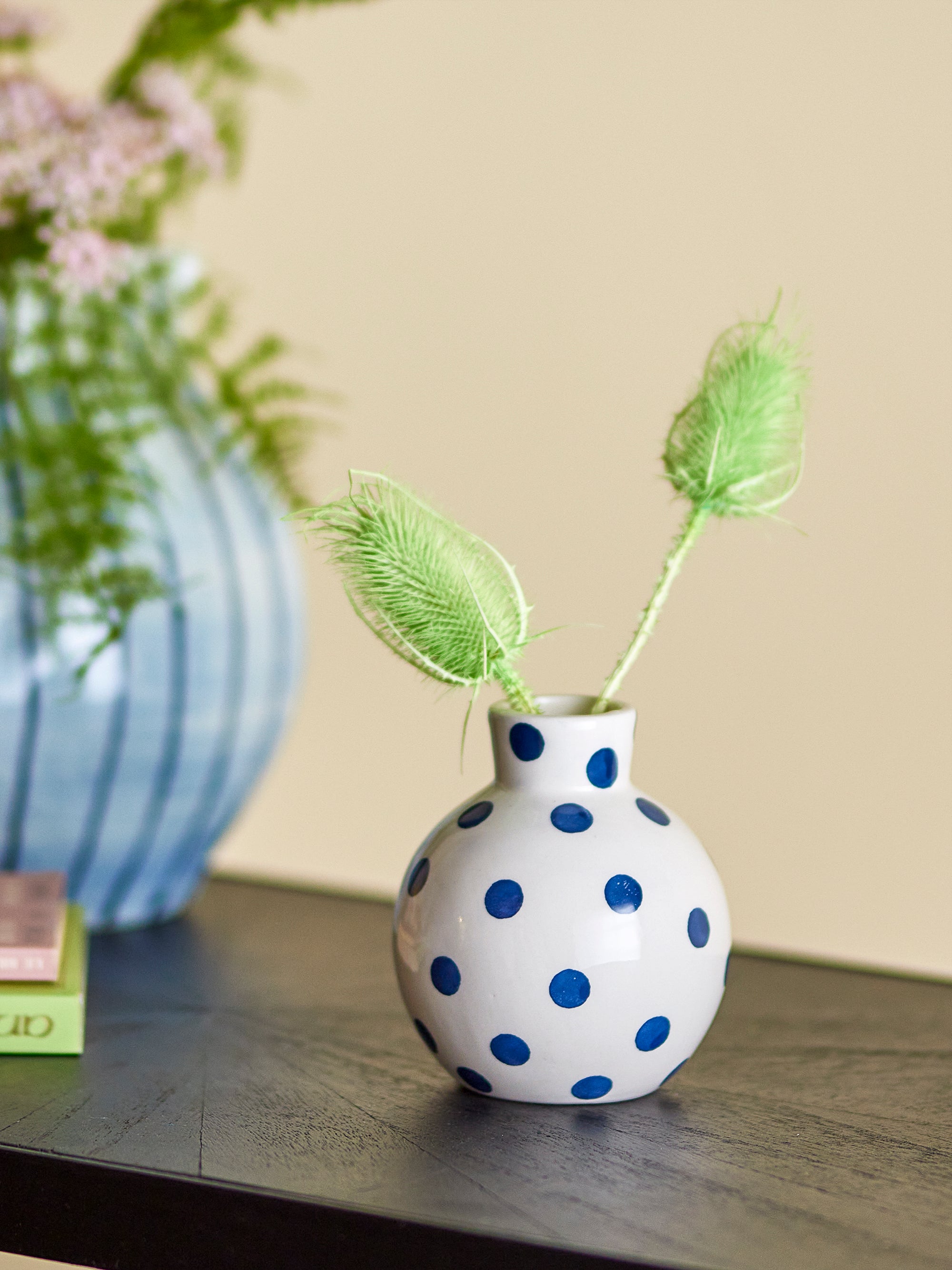 Vase Fian en céramique blanc avec pois bleu