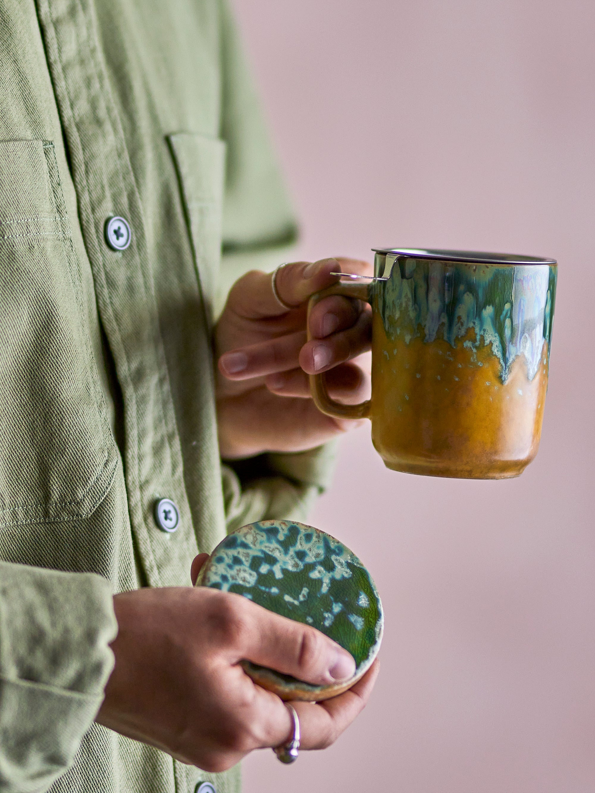 Yuma Tasse avec couvercle et passoire à thé en grès jaune
