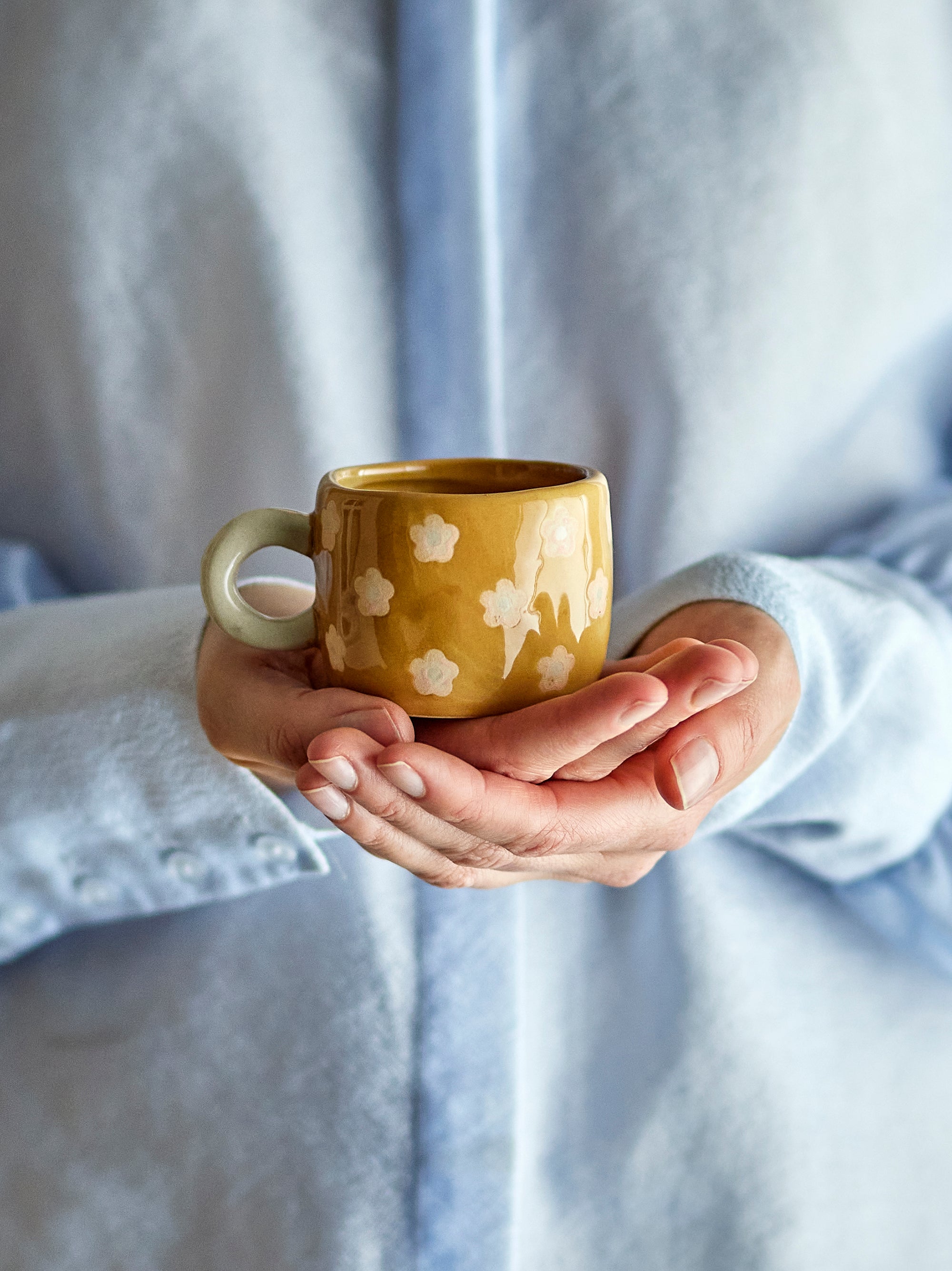 Tasse Nini en grès marron — vue 2 — Bloomingville