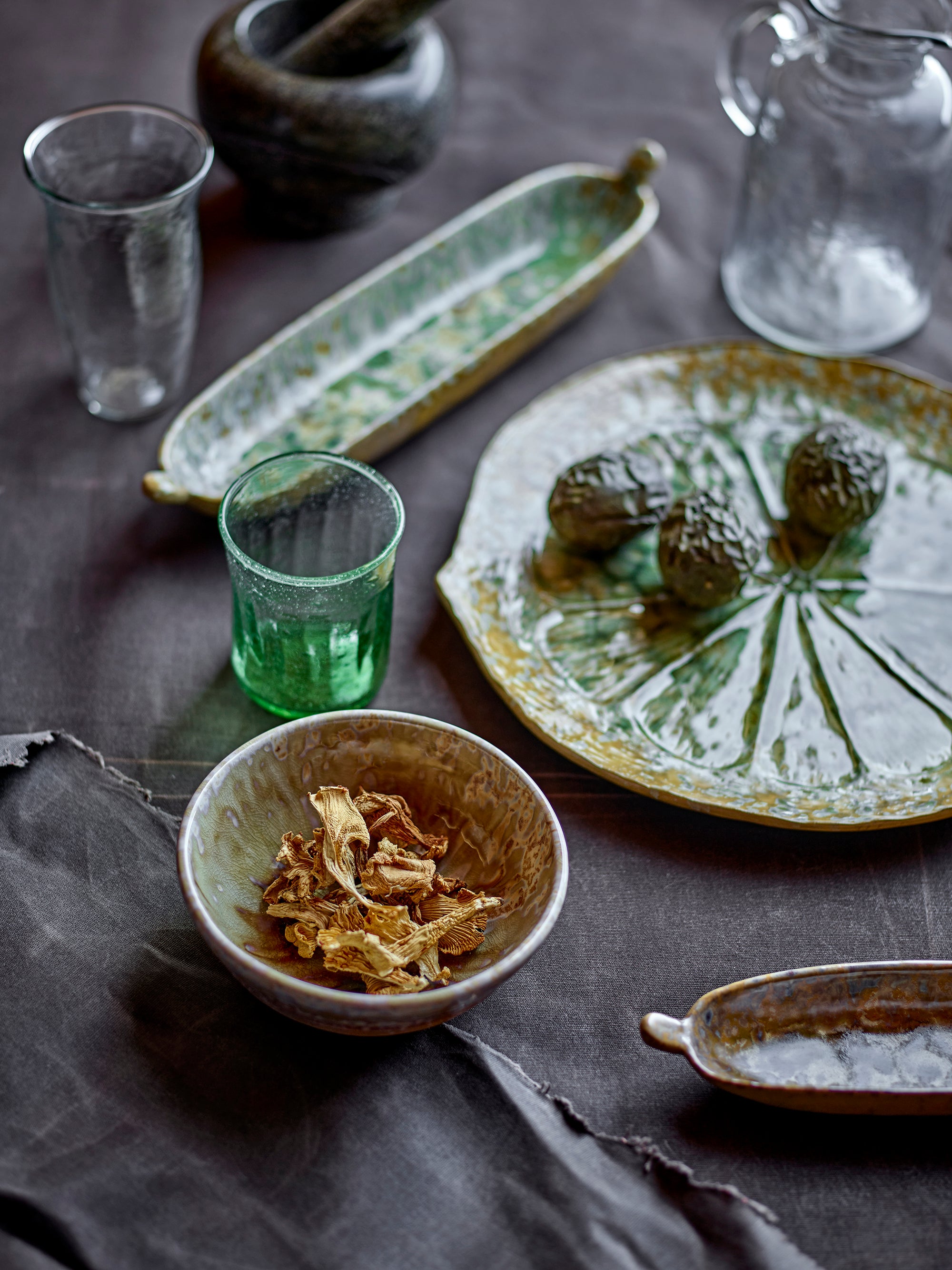Assiette de service en grès vert Milani