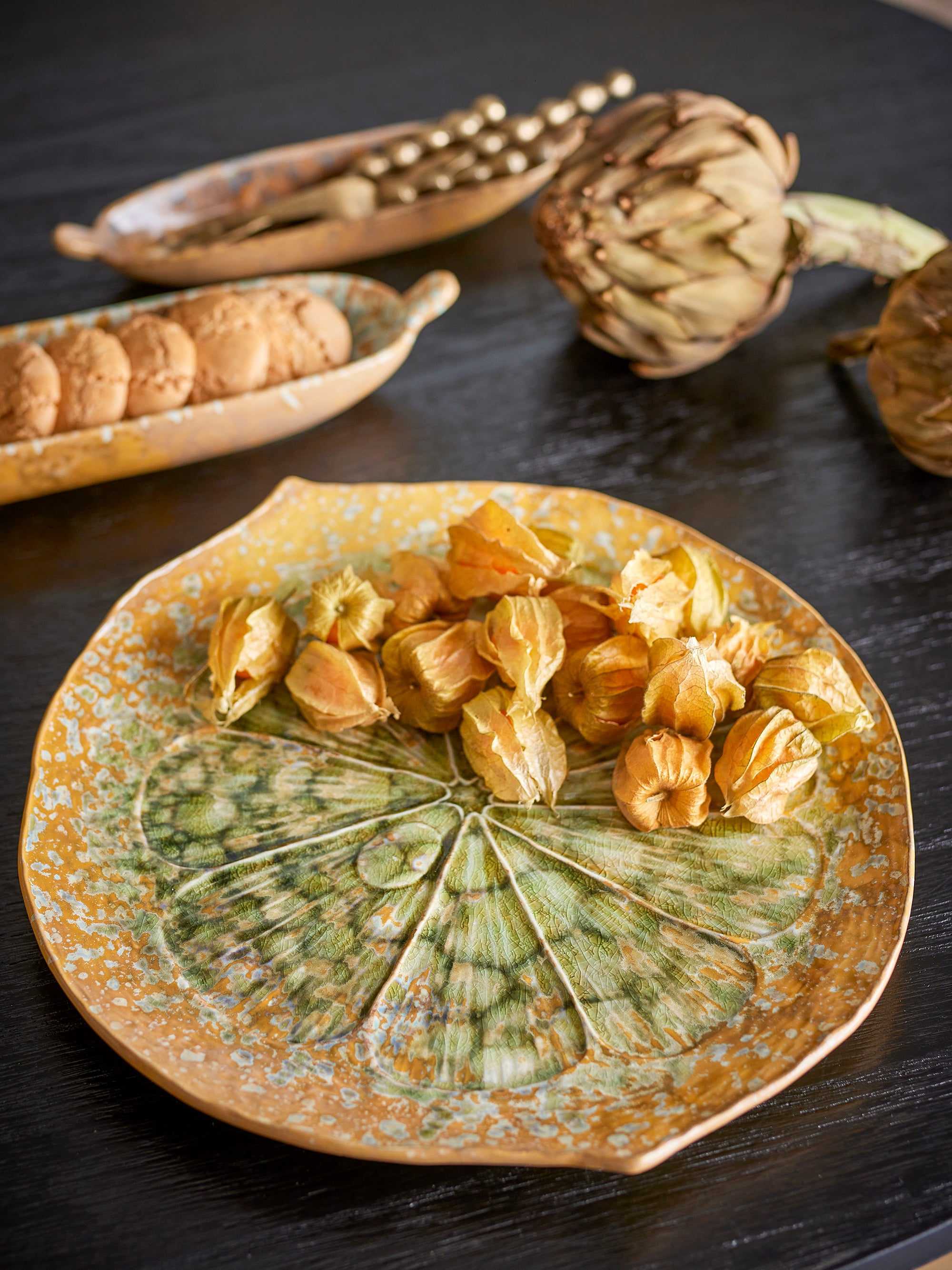 Assiette de service en grès vert Milani