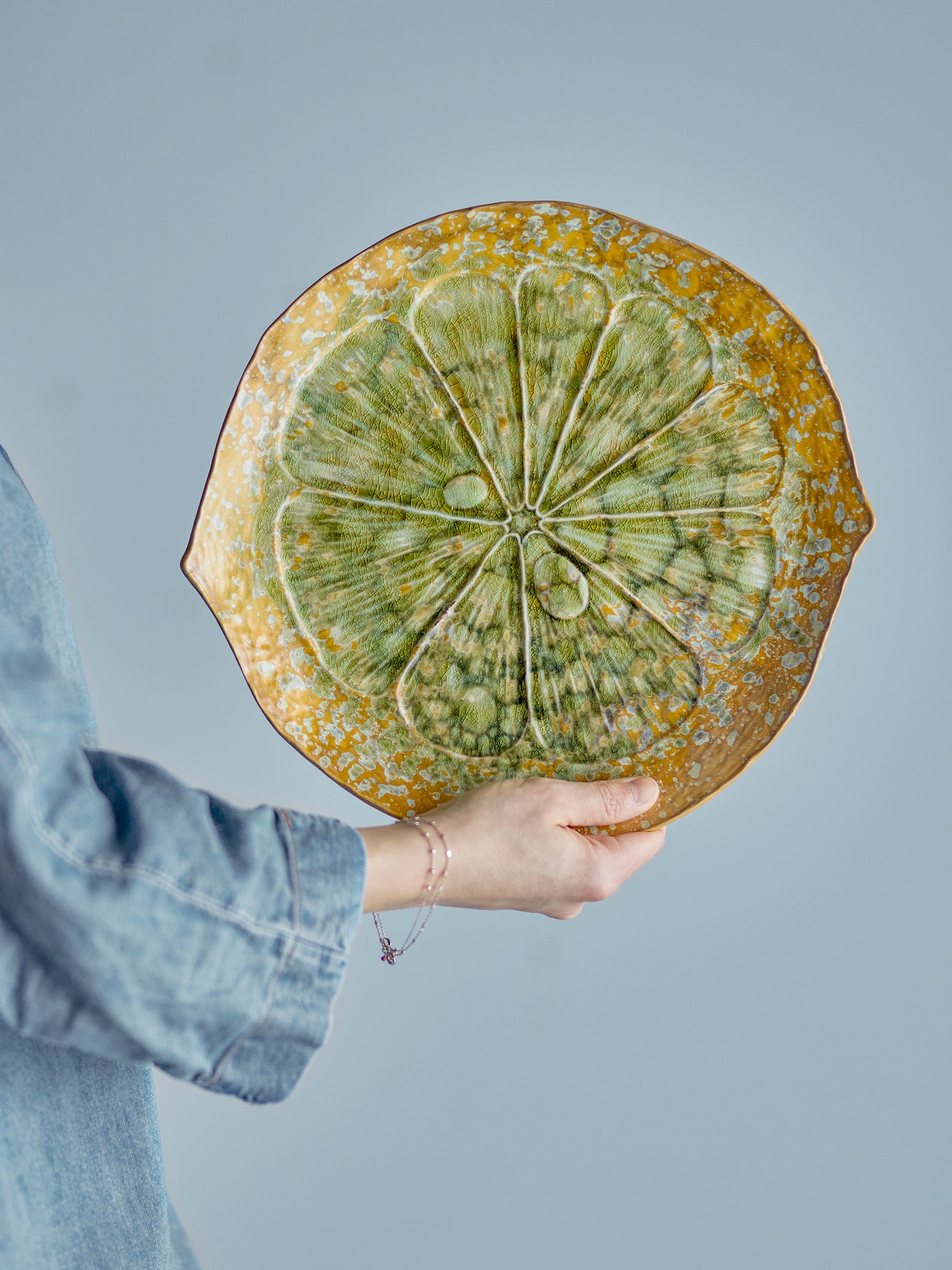 Assiette de service en grès vert Milani