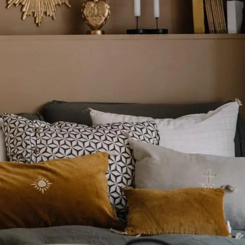 Petit coussin en velours or