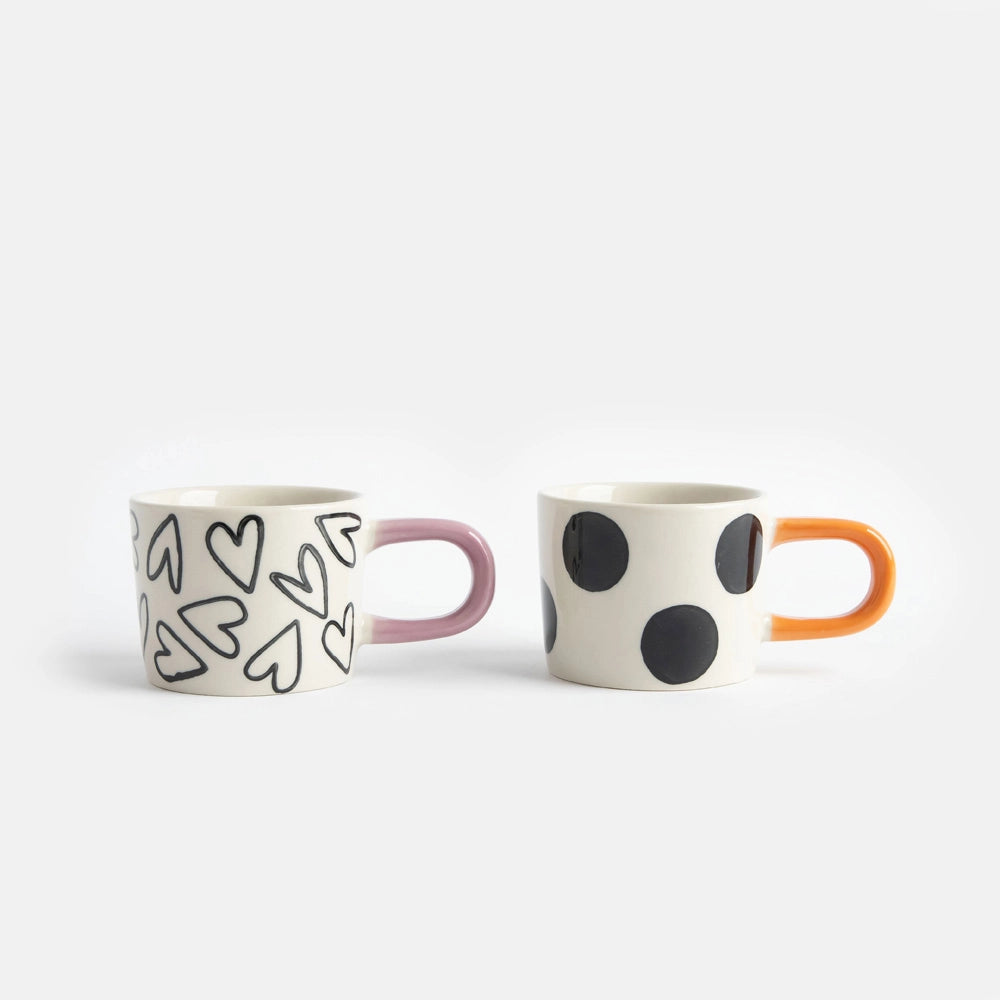 Lot de 2 tasses en grès émaillé peint à la main Mono Spots et Hearts avec motifs cœurs et pois