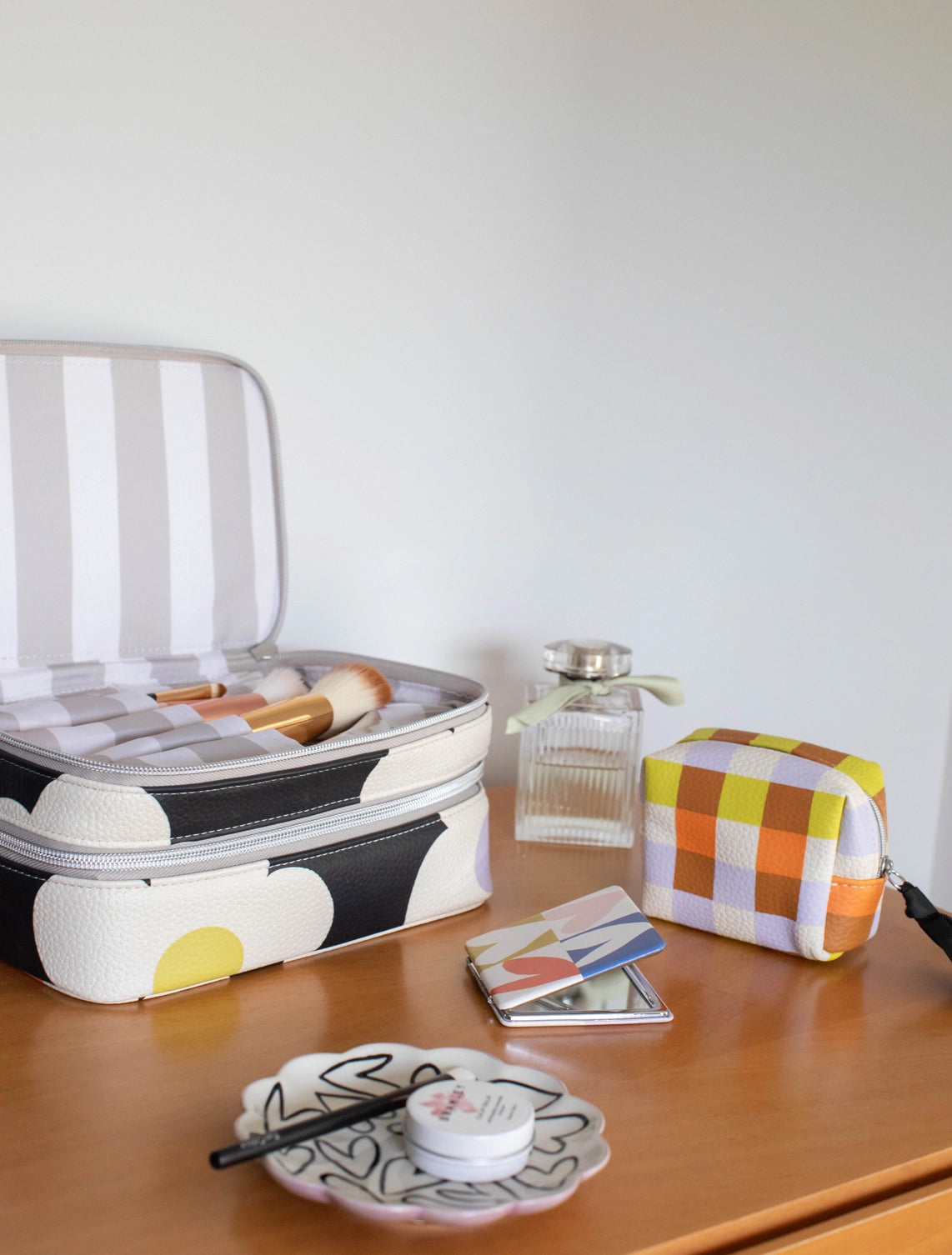 Plateau à bibelots festonné à cœurs en contour en grès émaillé peint à la main