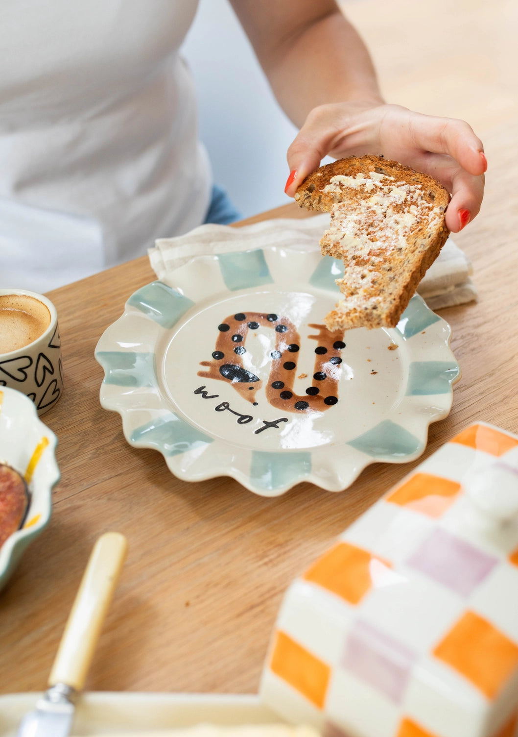 Assiette Woof au teckel avec bord festonné en grès émaillé peint à la main