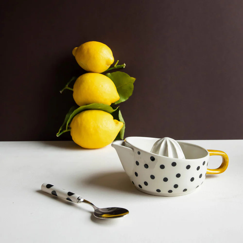 Presse-agrumes Mono Dots en grès émaillé peint à la main, anse jaune