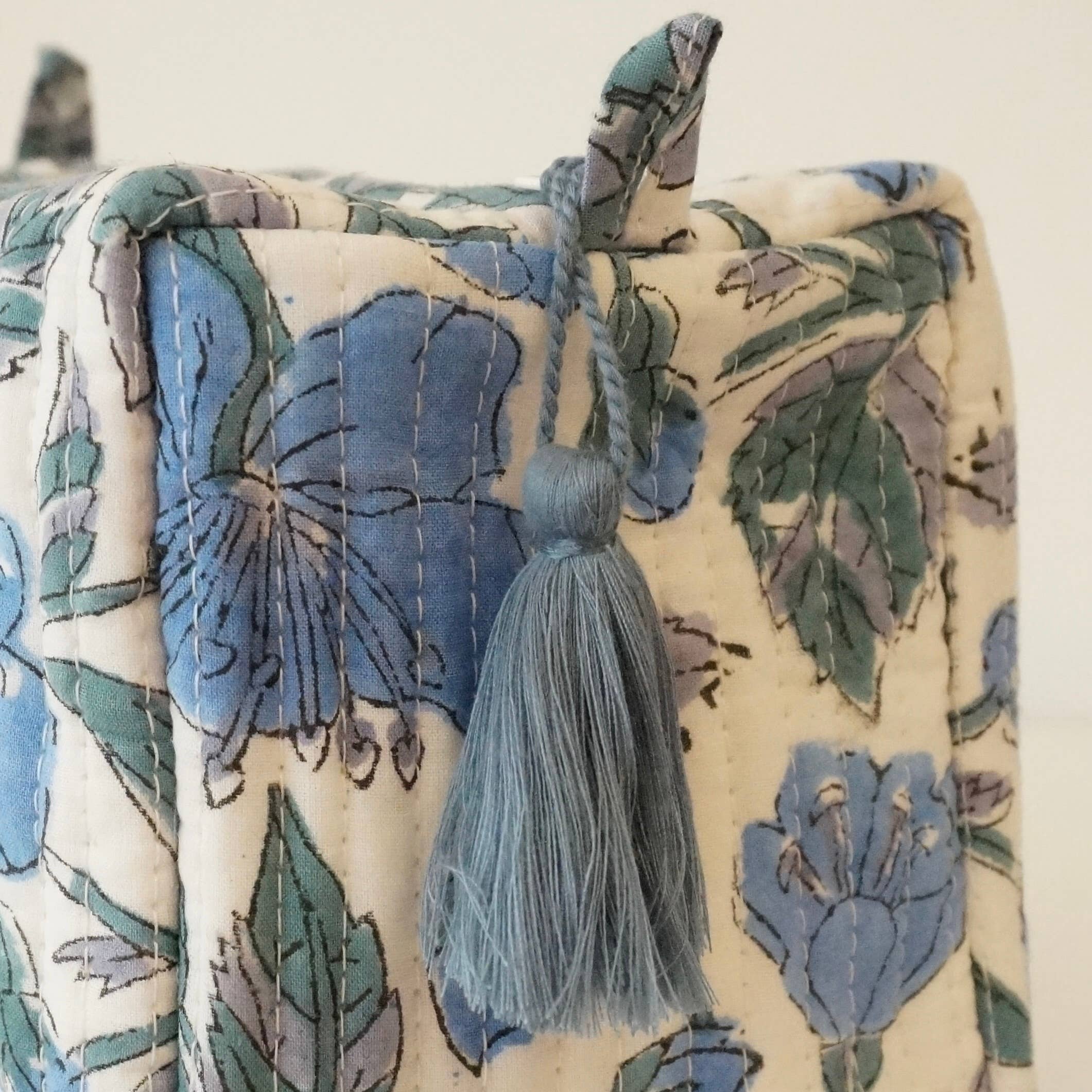 Trousse de toilette matelassée en coton imprimé crème et bleu n110, Claire Beaugrand