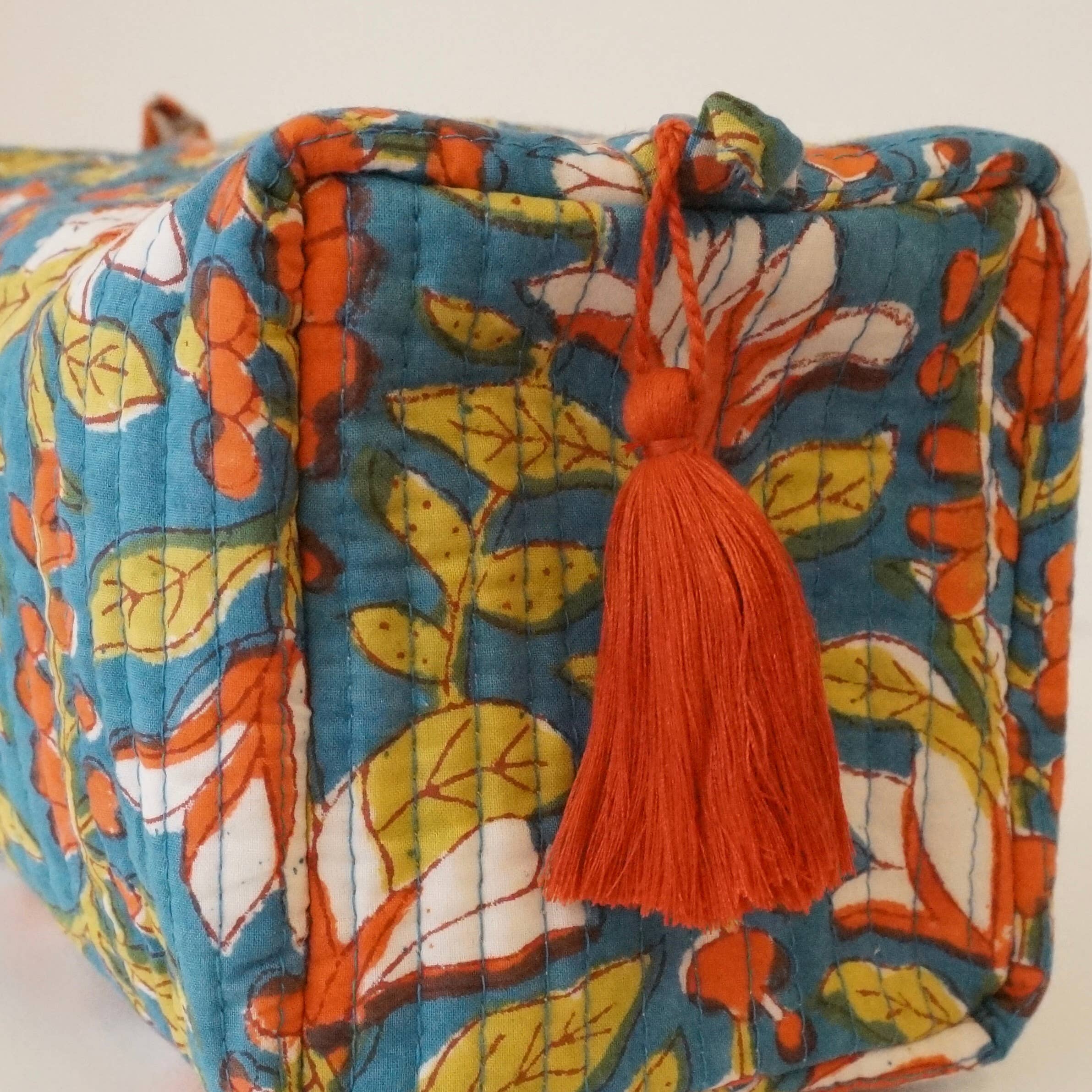 Trousse de toilette matelassée en coton imprimé bleu canard n124, Claire Beaugrand
