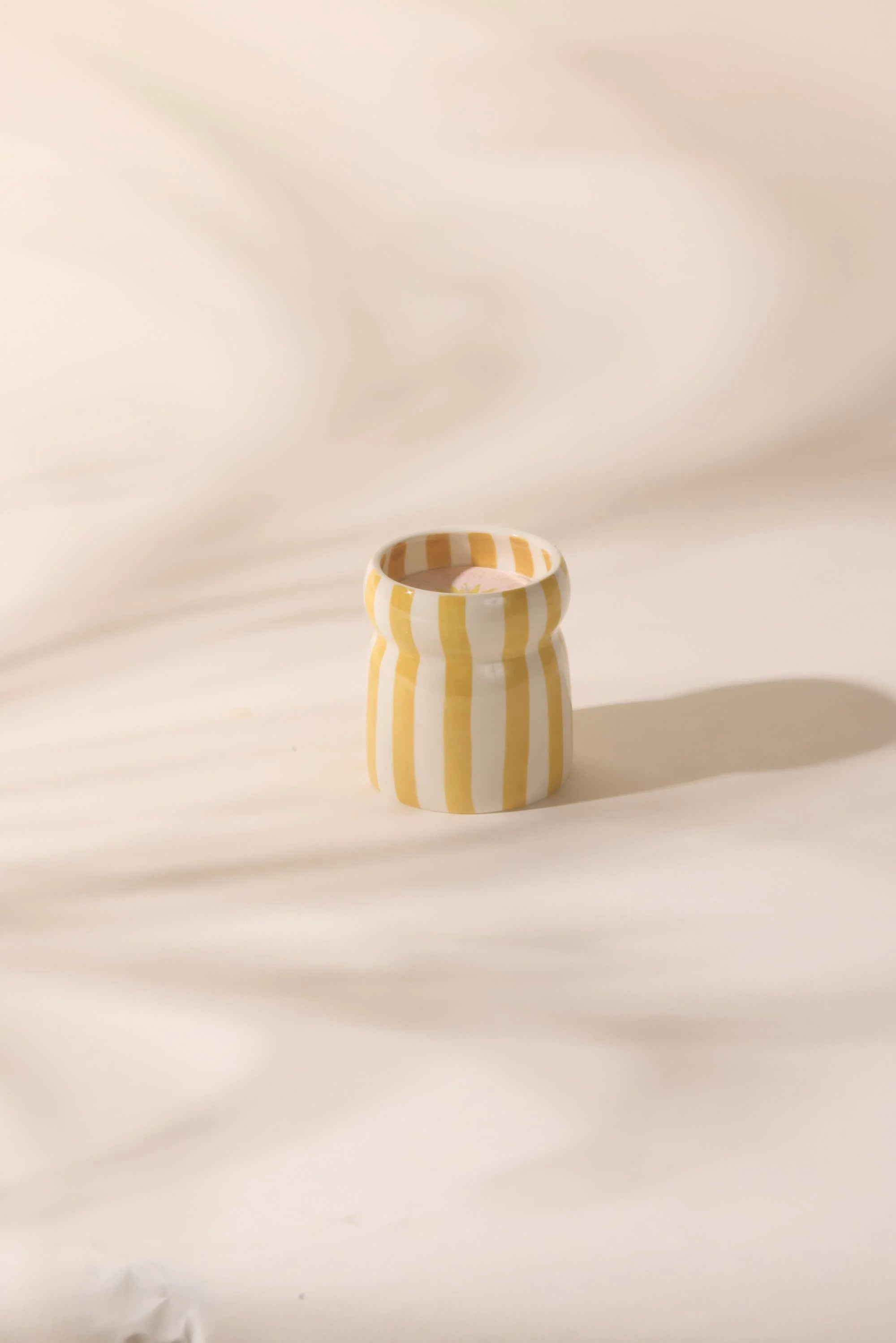 Bougie rayée ocre en céramique, Gold Coast 184g