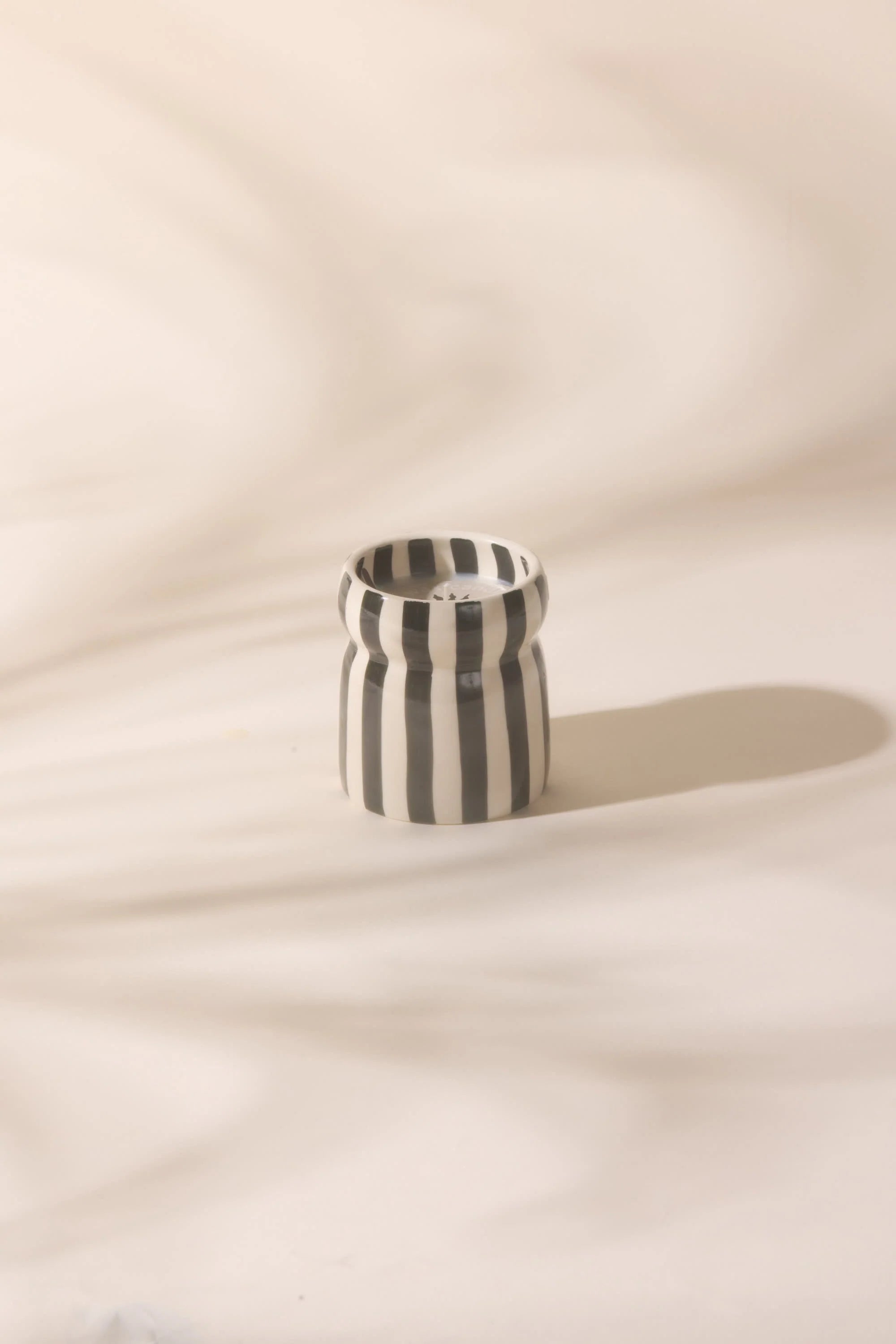 Bougie rayée noire en céramique, Lava Stone 184g