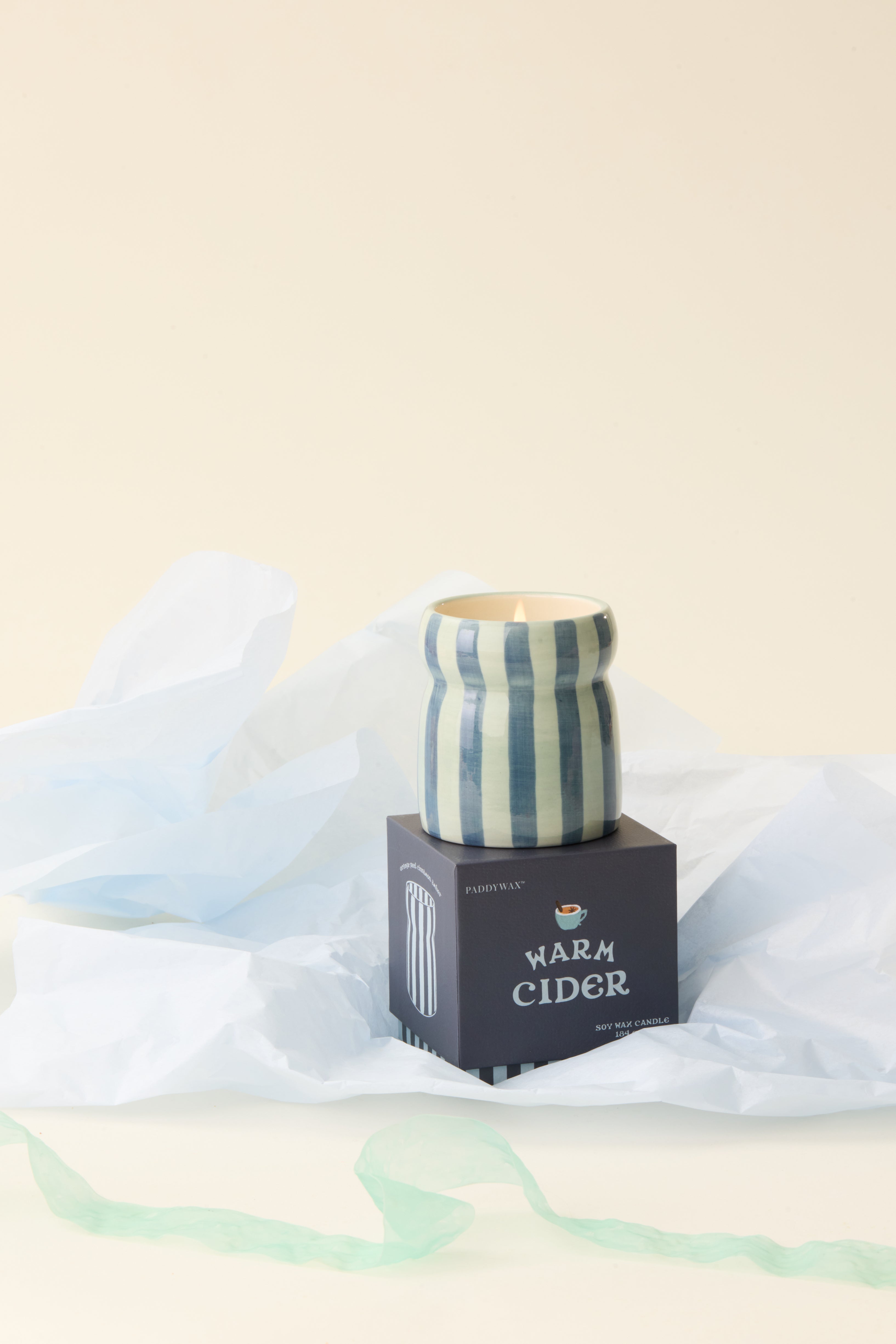 Bougie rayée bleu et bleu marine en céramique, Cidre chaud 184 g