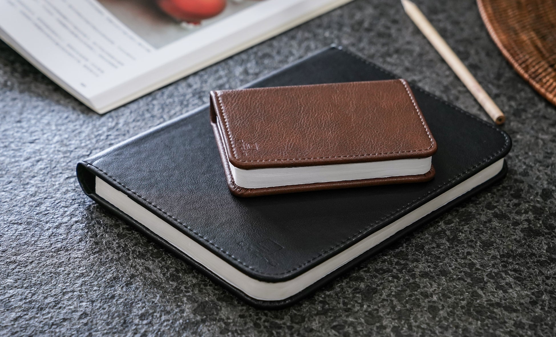 Livre lumineux, marron en cuir microfibre, petit format