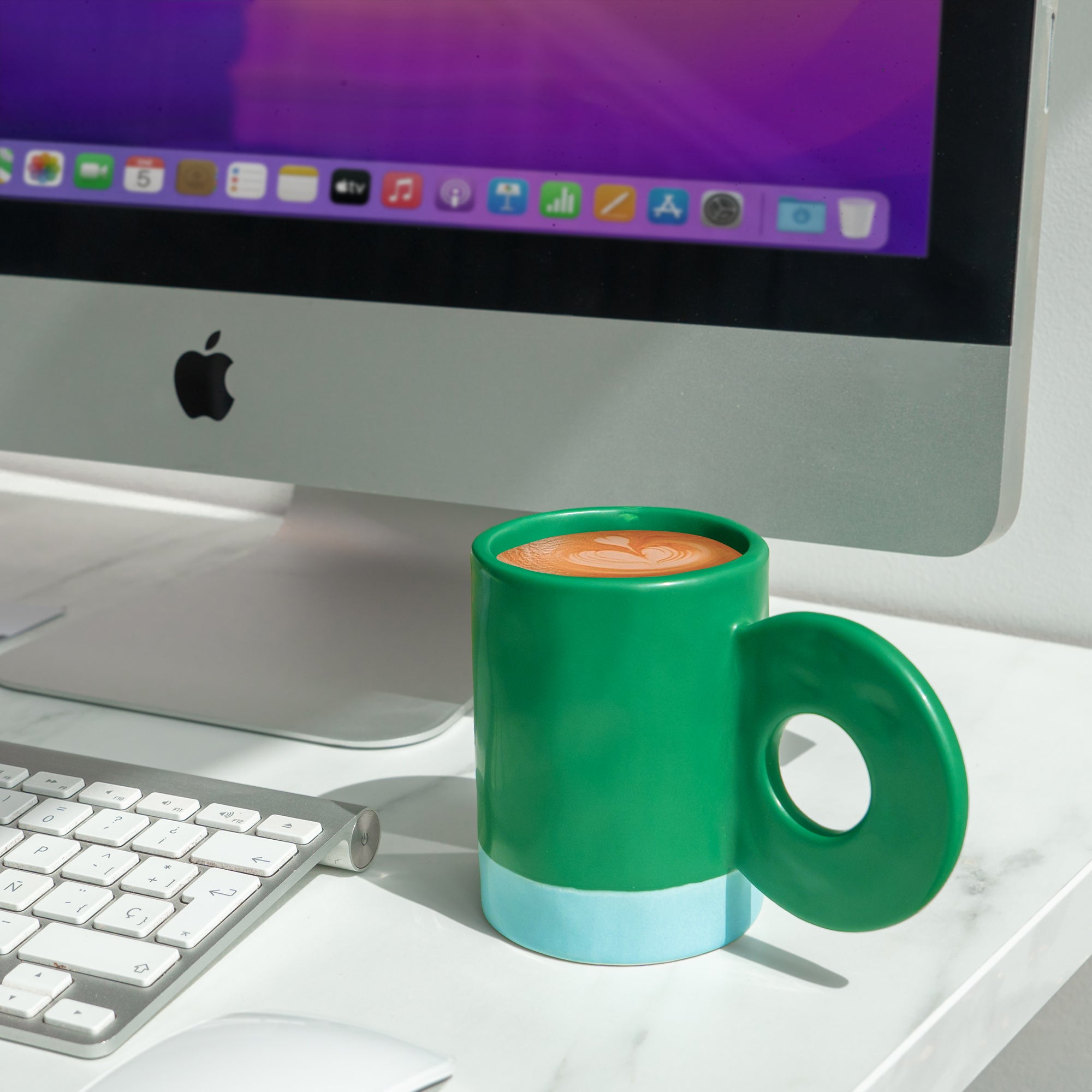 Mug vert à anse ronde design en céramique