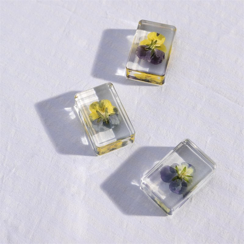 &Klevering Violet Epoxy Cube with Real Pressed Pansies