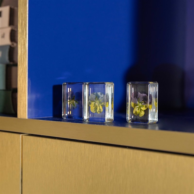 &Klevering Violet Epoxy Cube with Real Pressed Pansies