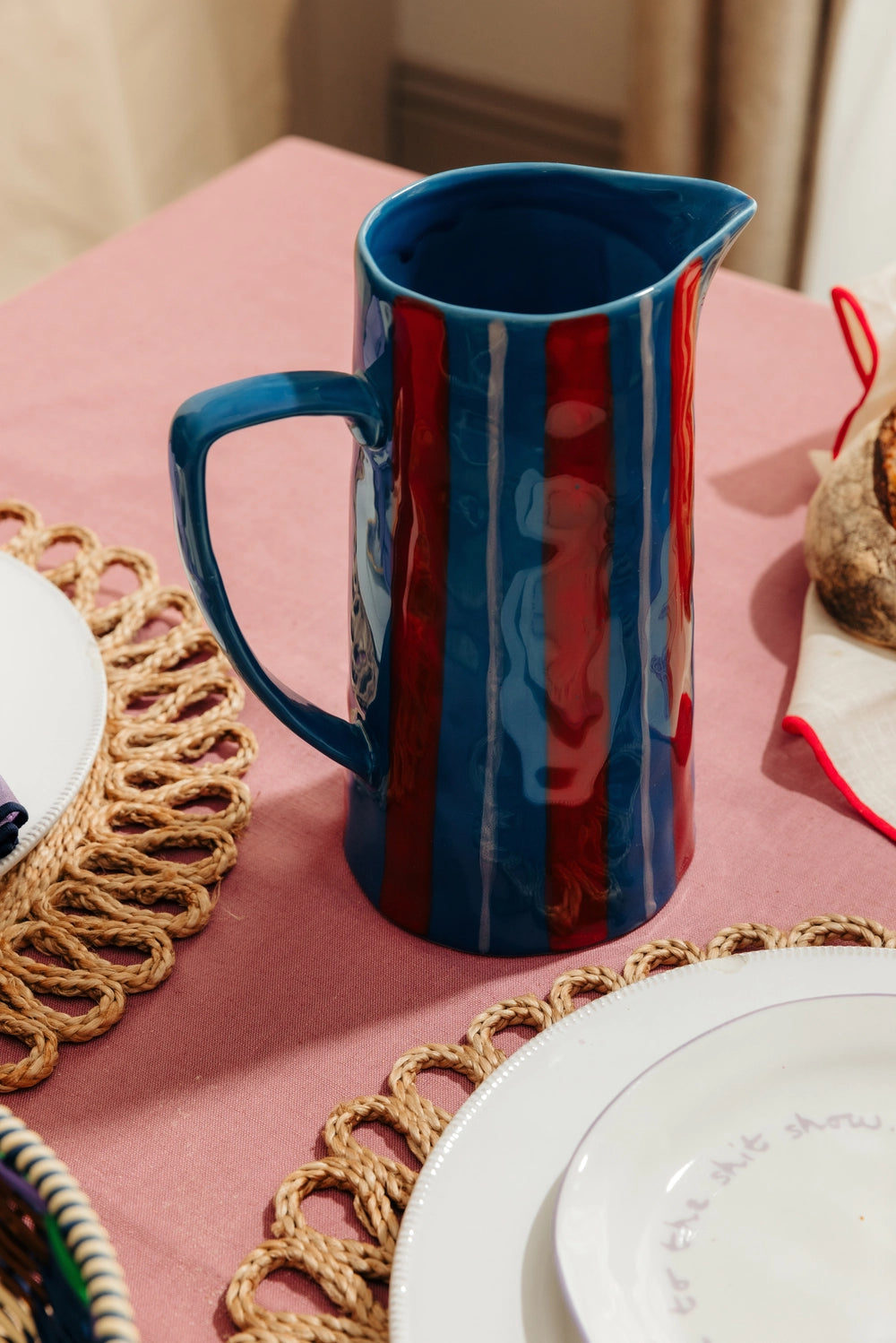 Pichet rayé bleu clair et rouge