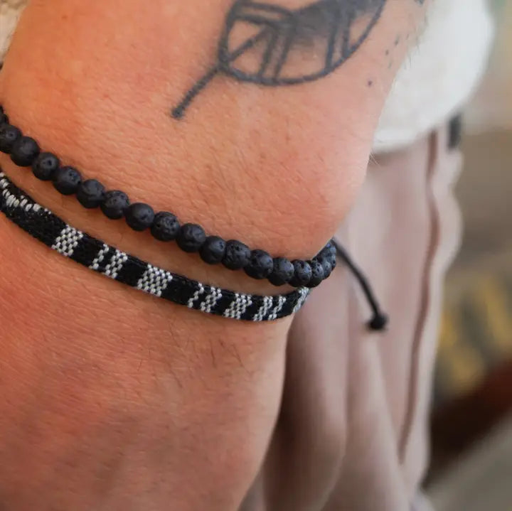 Bracelet en perles de lave noires