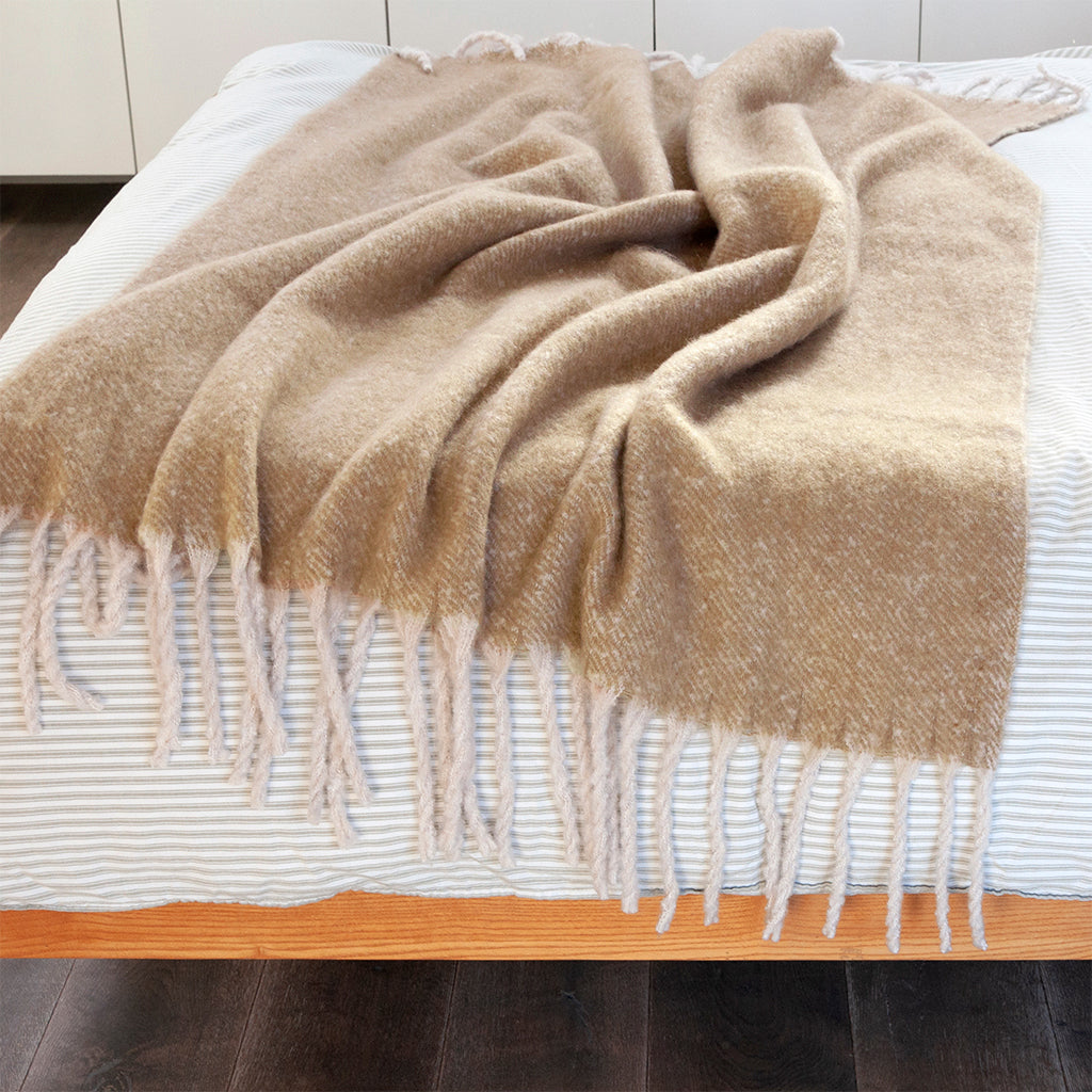 Couverture tissée à frange camel