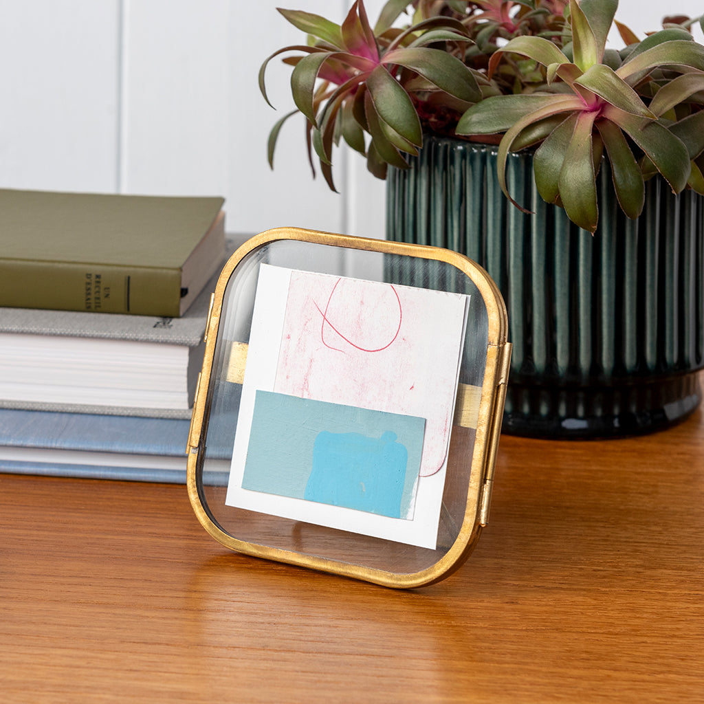 Cadre en laiton sur pied arrondi 10x10cm