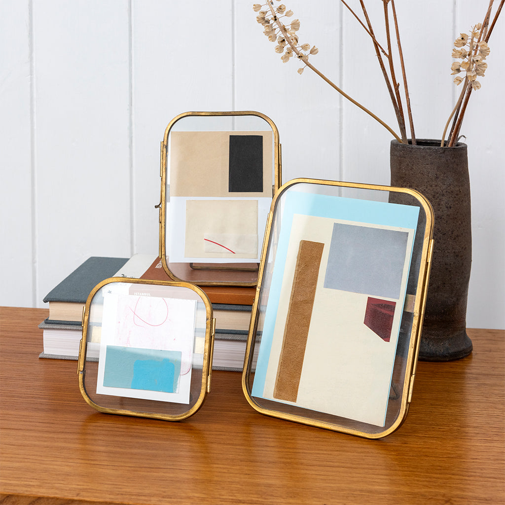 Cadre en laiton sur pied arrondi 10x10cm