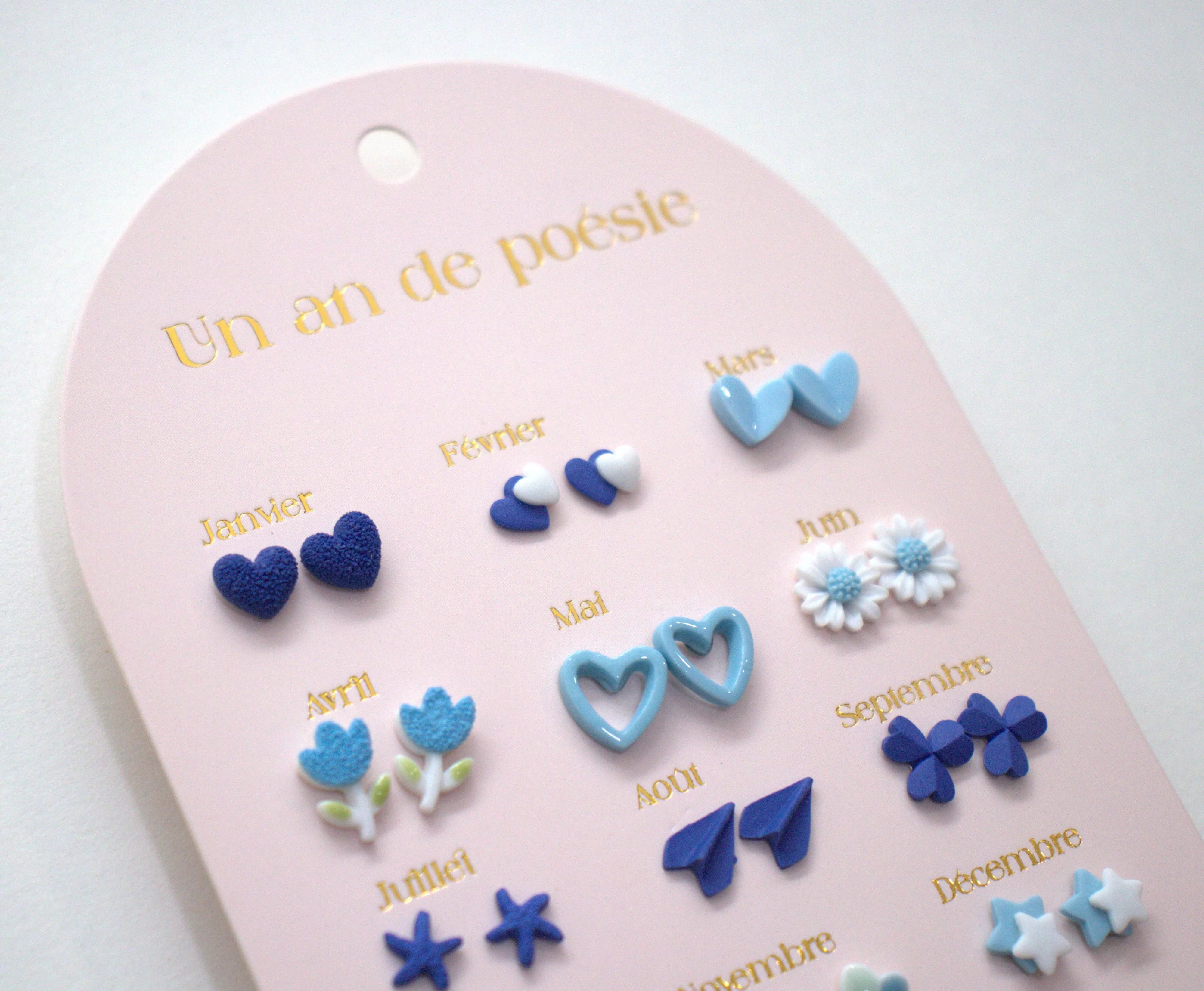Carte de 12 boucles d'oreilles sur le thème un an de Poésie bleue