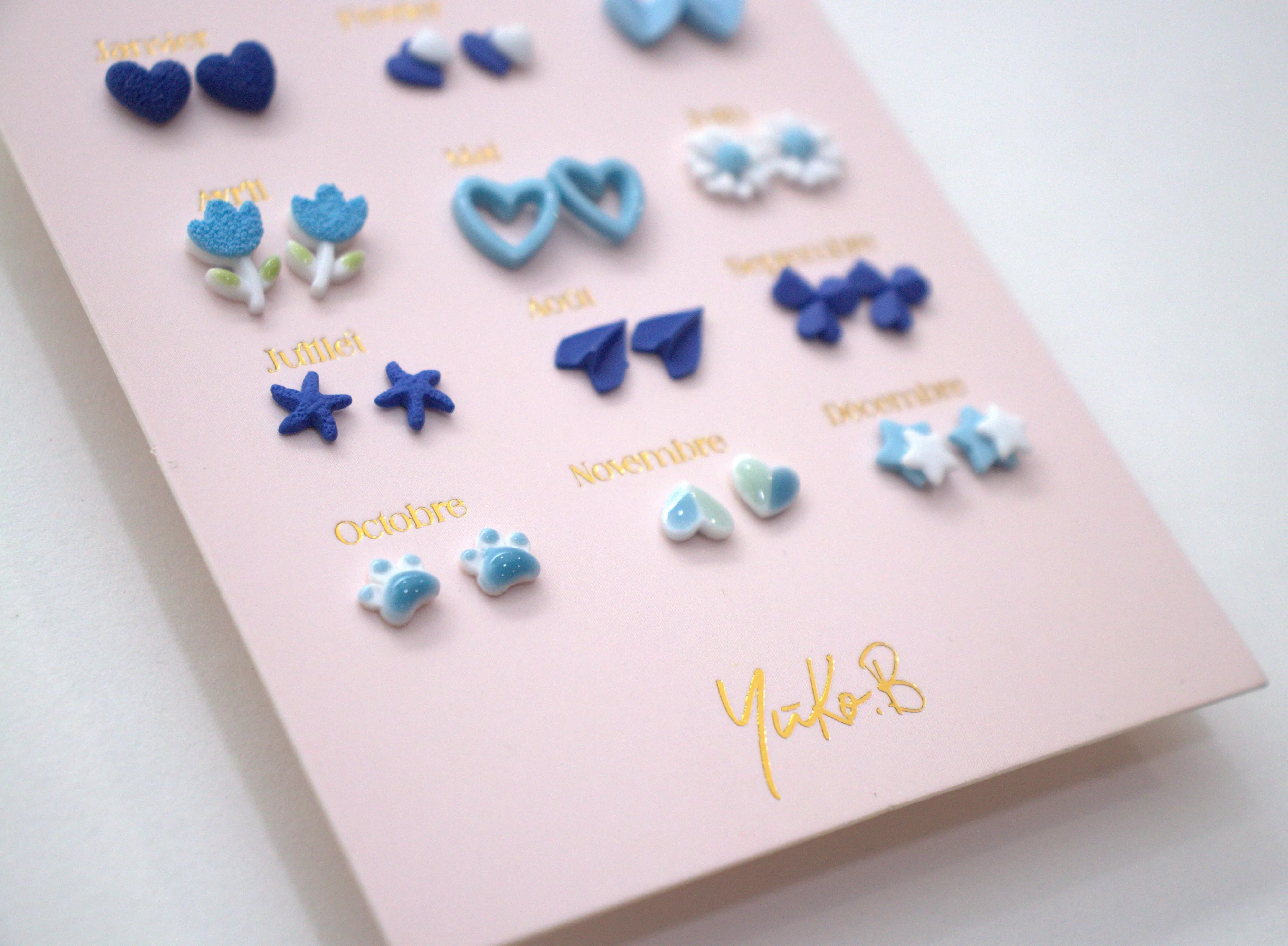 Carte de 12 boucles d'oreilles sur le thème un an de Poésie bleue