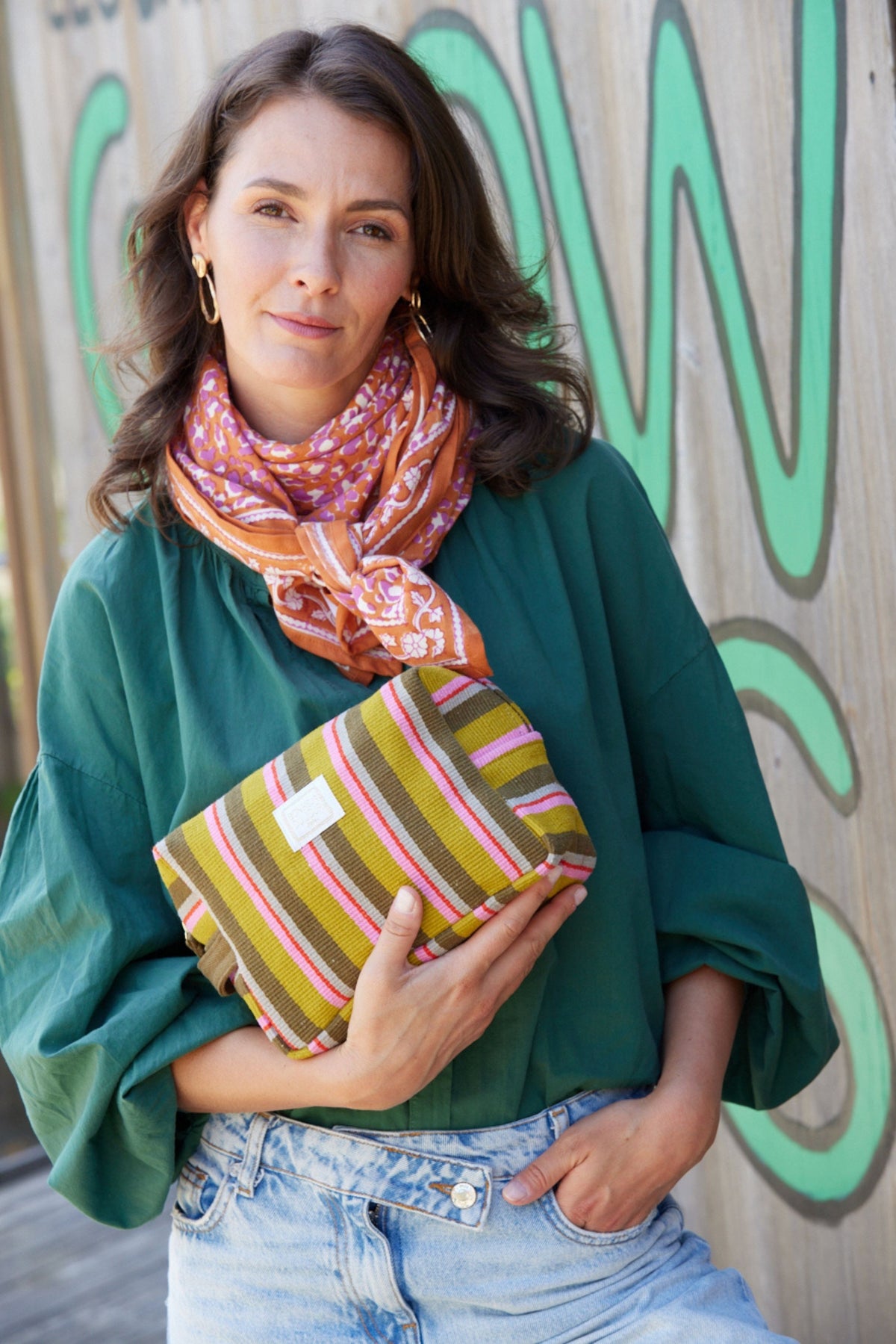 Trousse de voyage rayée olive | Bonheur du Jour | En main 2 | Beluga Boutique